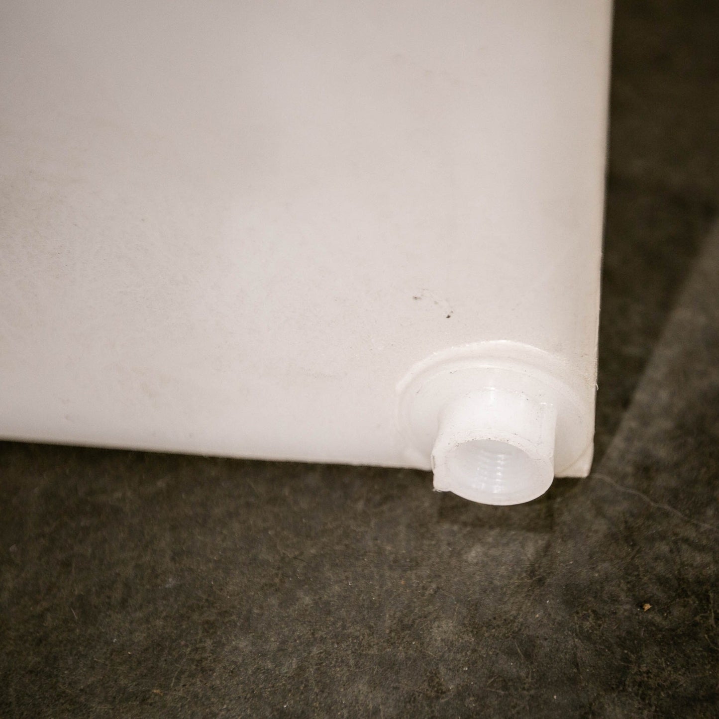 Truck Bed Bulkhead Water Tank - 12 gal